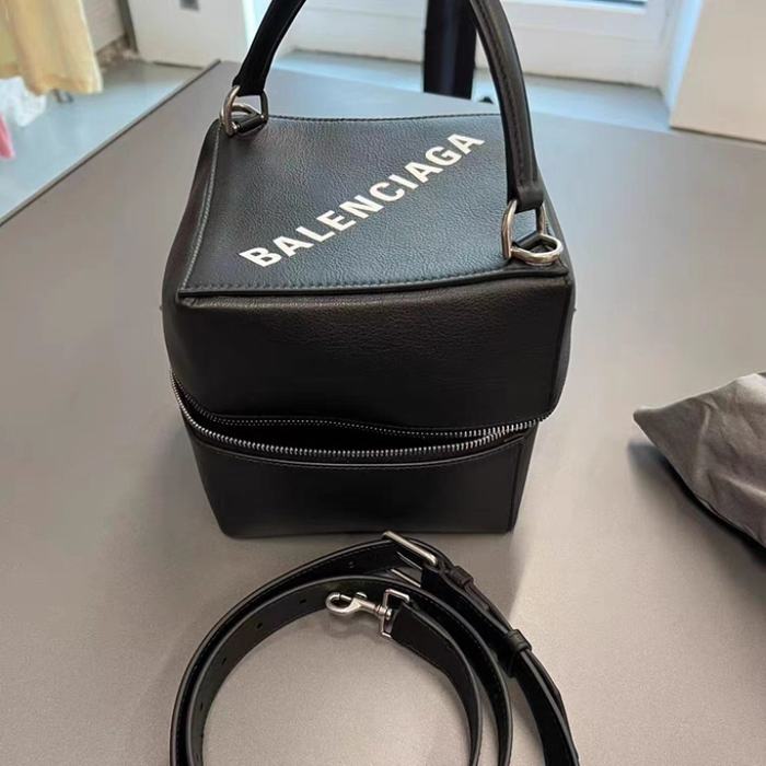 Balenciaga bags yupoo Balenciaga  crossbody bag 6B09