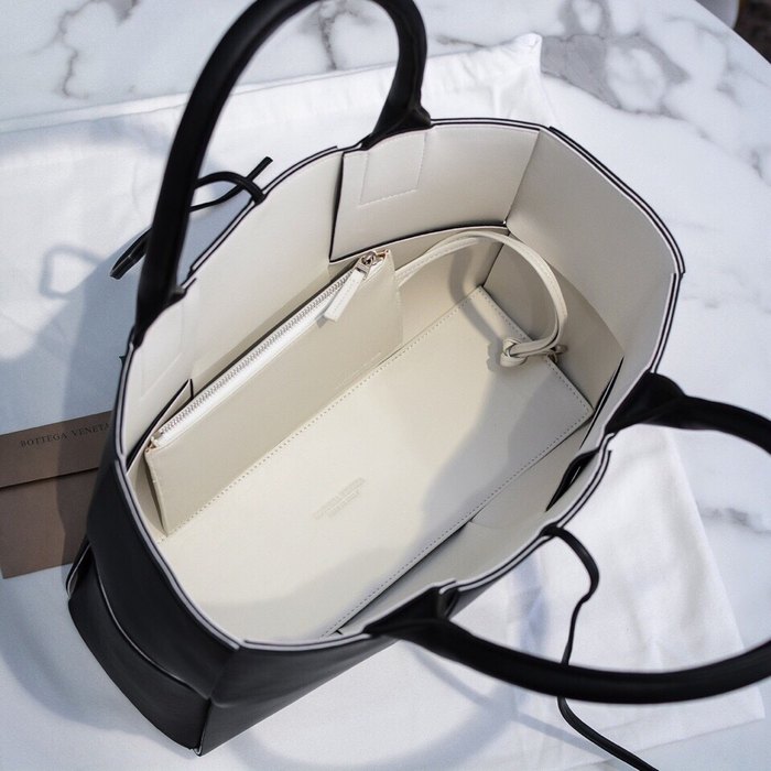 Bottega Veneta Stylish Tote with modern design traits Black 01A