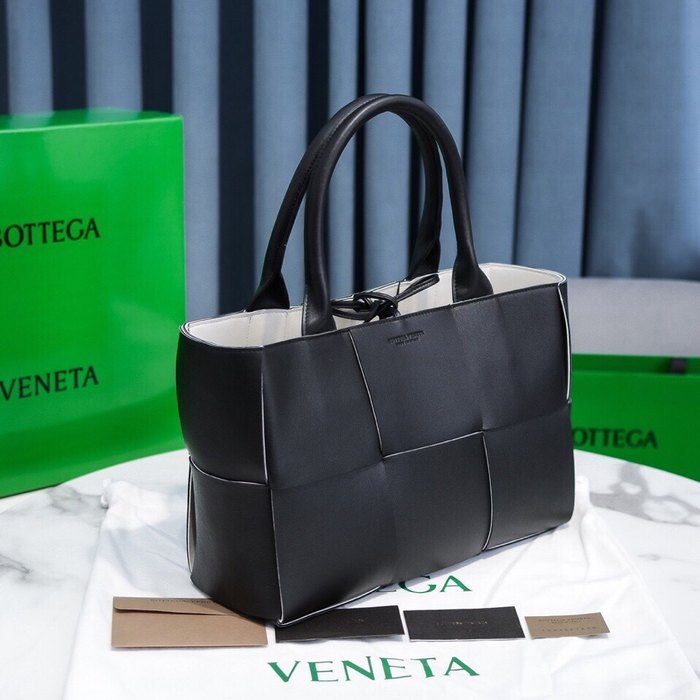 Bottega Veneta Stylish Tote with modern design traits Black 01A