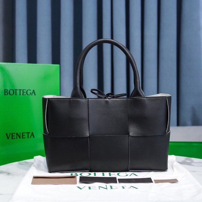 Bottega Veneta Stylish Tote with modern design traits Black 01A