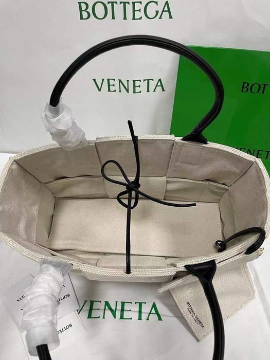 Bottega Veneta Tote bag with elegant design Beige 01A