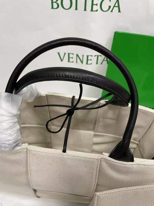 Bottega Veneta Tote bag with elegant design Beige 01A