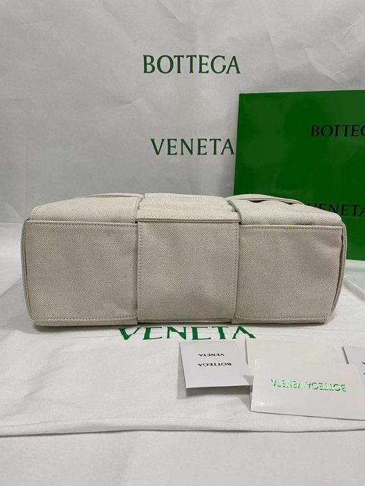 Bottega Veneta Tote bag with elegant design Beige 01A