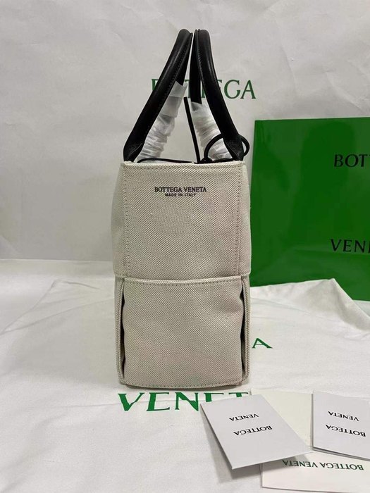 Bottega Veneta Tote bag with elegant design Beige 01A