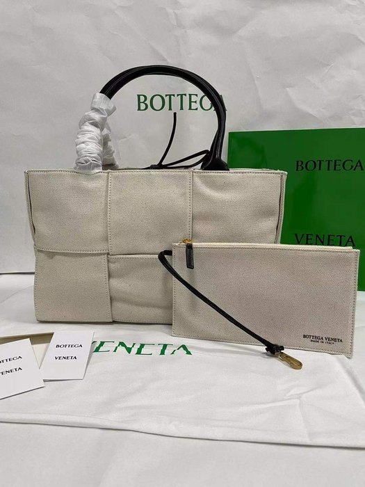 Bottega Veneta Tote bag with elegant design Beige 01A