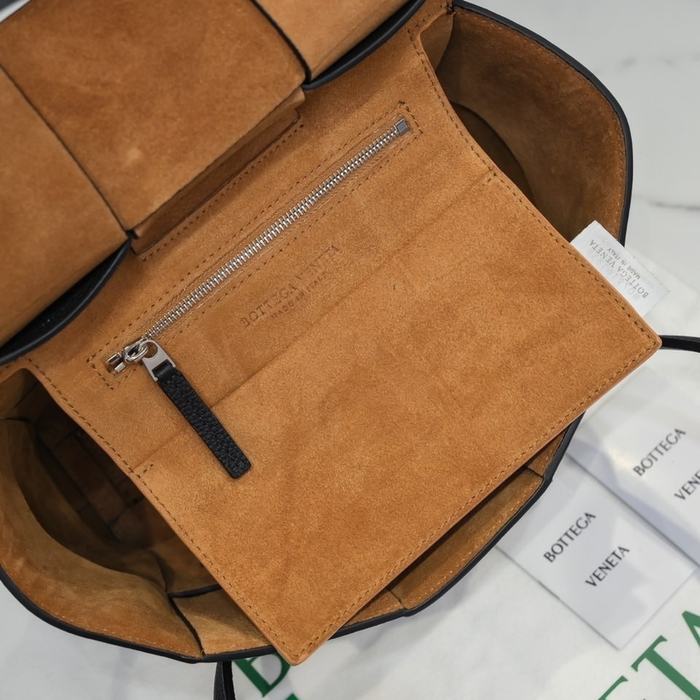 Bottega Veneta Tote bag with stylish traits Black 01A