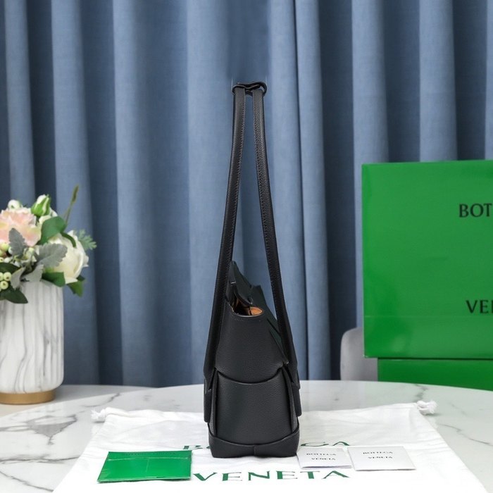 Bottega Veneta Tote bag with stylish traits Black 01A
