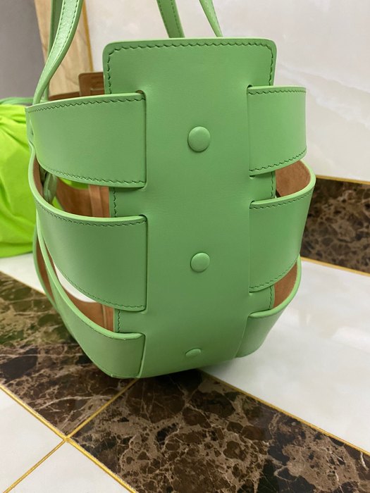 Bottega Veneta Tote bag with unique cutout design Green 01A
