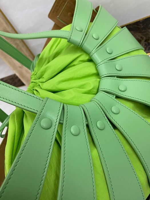 Bottega Veneta Tote bag with unique cutout design Green 01A