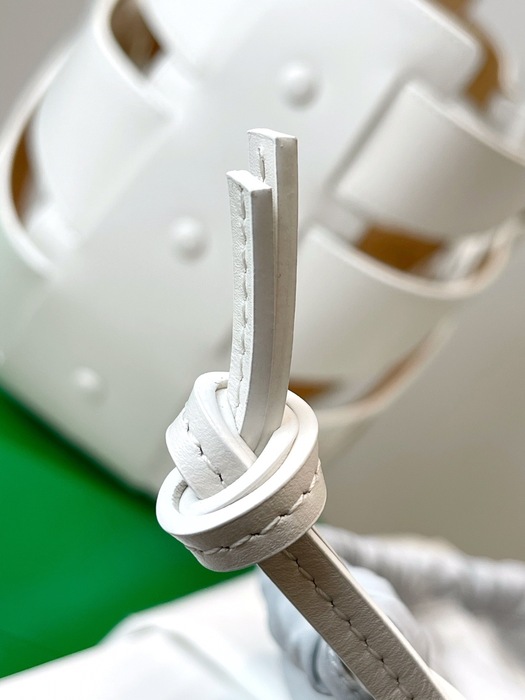 Bottega Veneta Tote bag with unique design traits White 01A