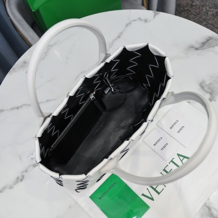 Bottega Veneta Tote bag with woven design White 01A