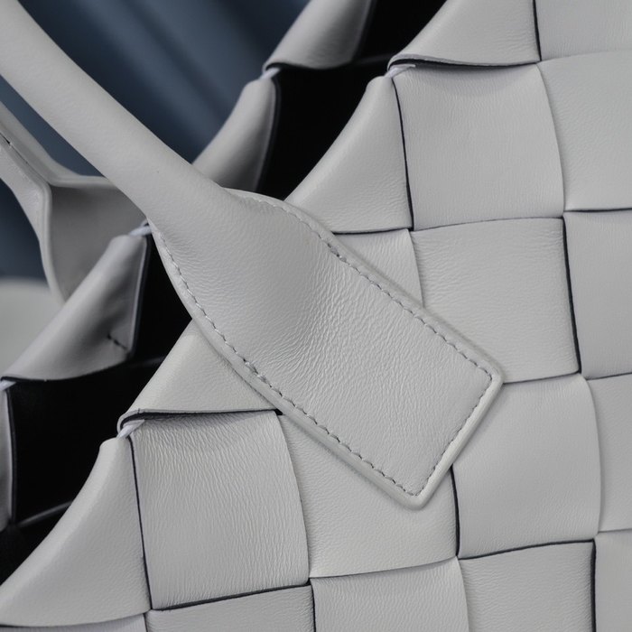 Bottega Veneta Tote bag with woven design White 01A
