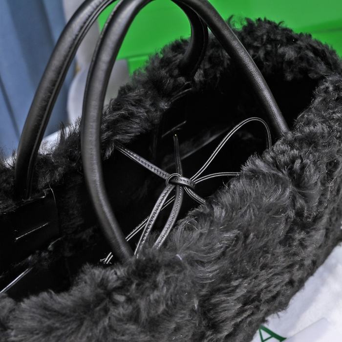 Bottega Veneta Tote with plush texture traits Black 01A