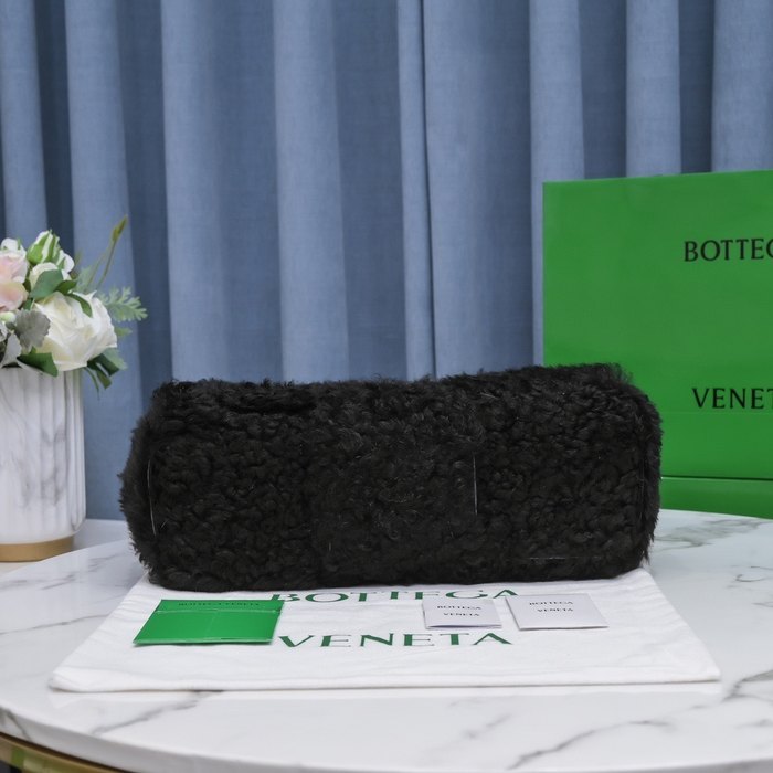 Bottega Veneta Tote with plush texture traits Black 01A