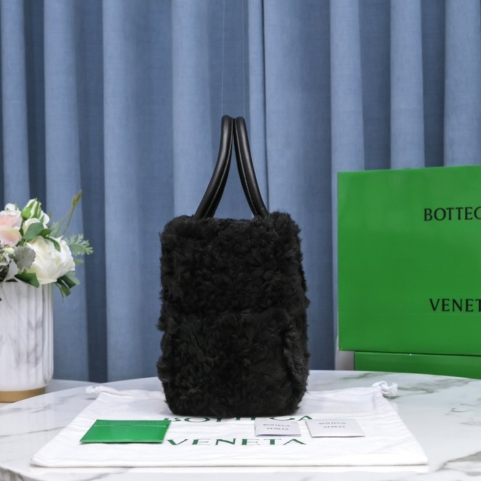 Bottega Veneta Tote with plush texture traits Black 01A