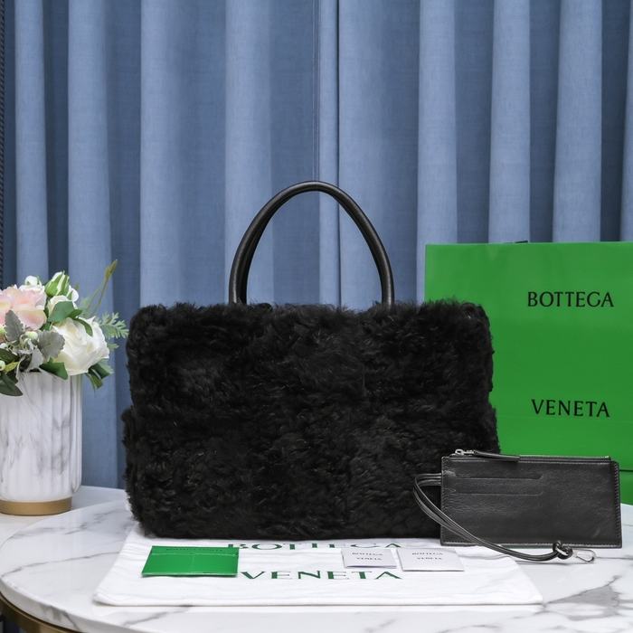 Bottega Veneta Tote with plush texture traits Black 01A