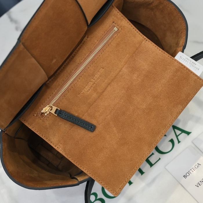 Bottega Veneta Tote with structured design Black 01A 2