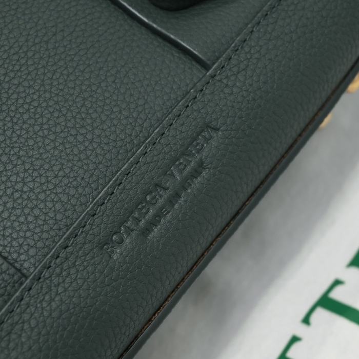 Bottega Veneta Tote with structured design Black 01A 2