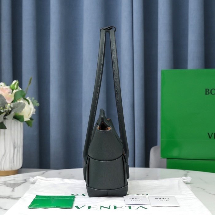 Bottega Veneta Tote with structured design Black 01A 2