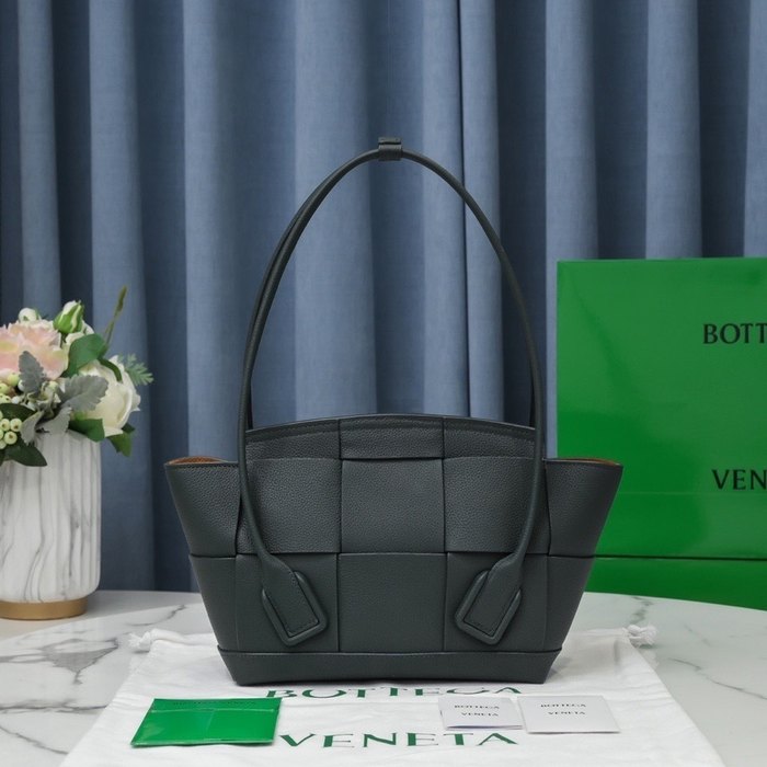 Bottega Veneta Tote with structured design Black 01A 2