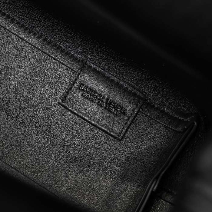 Bottega Veneta Tote with structured design Black 01A