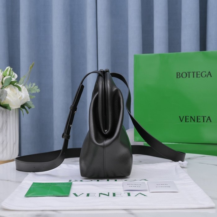 Bottega Veneta Tote with structured design Black 01A