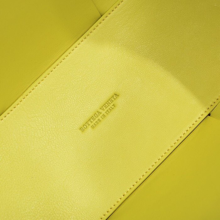 Bottega Veneta Tote with structured design Brown 01A 2