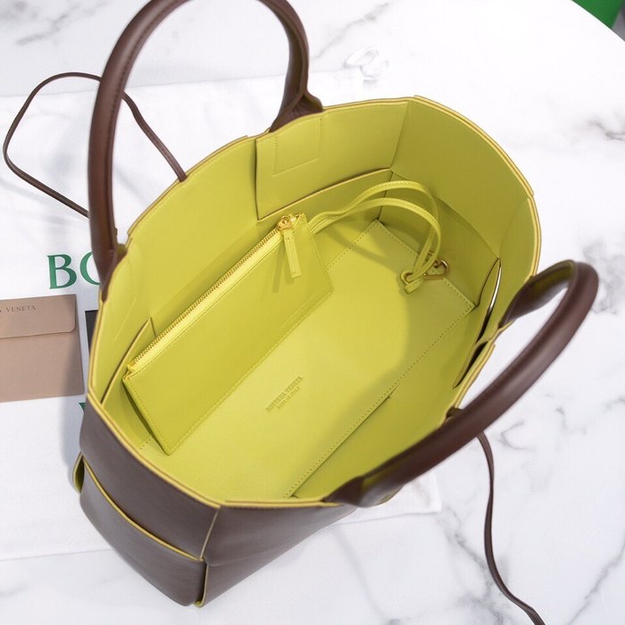 Bottega Veneta Tote with structured design Brown 01A 2