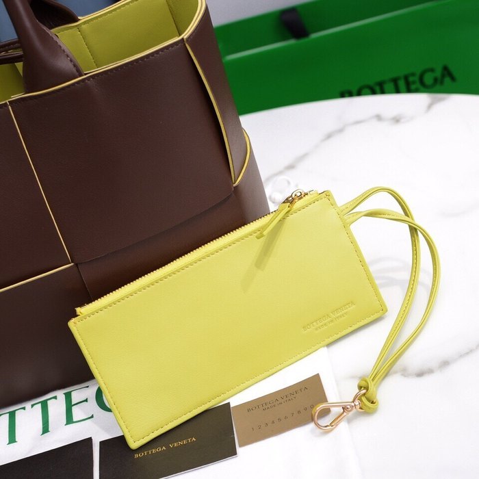 Bottega Veneta Tote with structured design Brown 01A 2