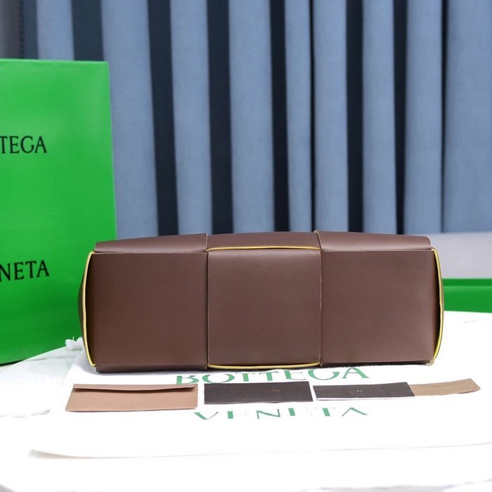 Bottega Veneta Tote with structured design Brown 01A 2