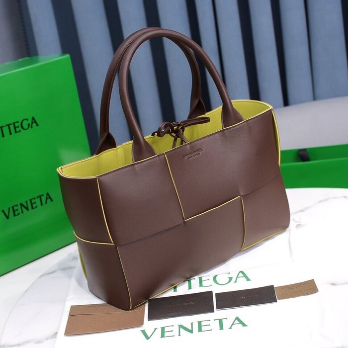 Bottega Veneta Tote with structured design Brown 01A 2