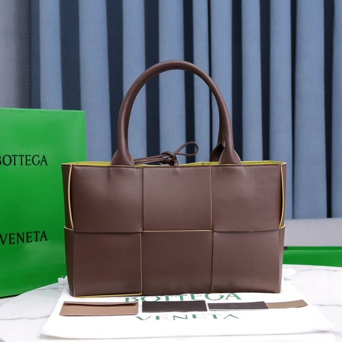 Bottega Veneta Tote with structured design Brown 01A 2