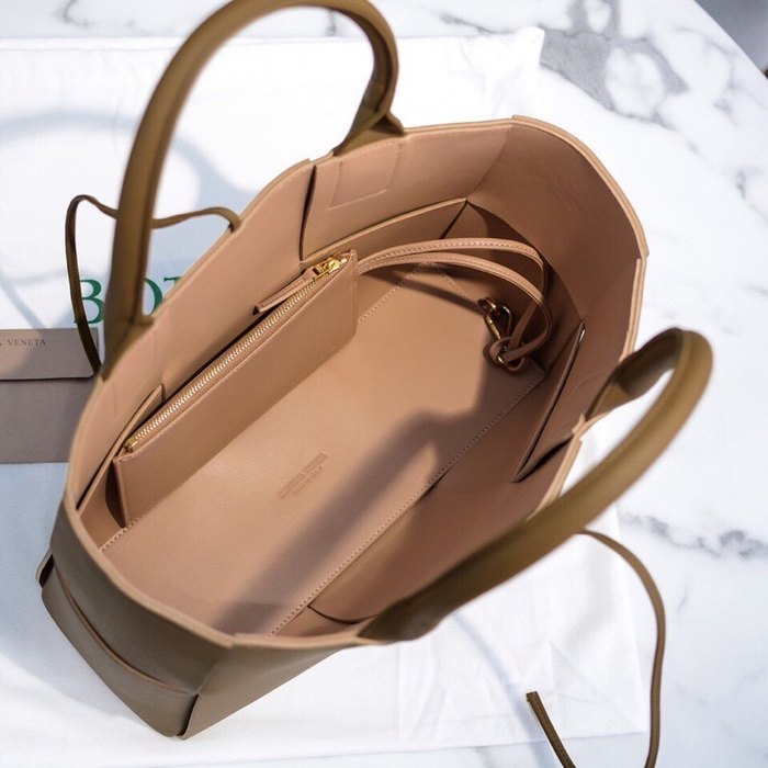 Bottega Veneta Tote with structured design Brown 01A 3
