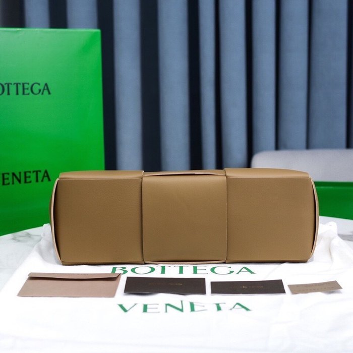 Bottega Veneta Tote with structured design Brown 01A 3