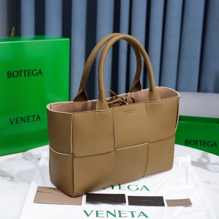Bottega Veneta Tote with structured design Brown 01A 3