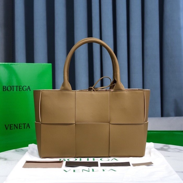 Bottega Veneta Tote with structured design Brown 01A 3