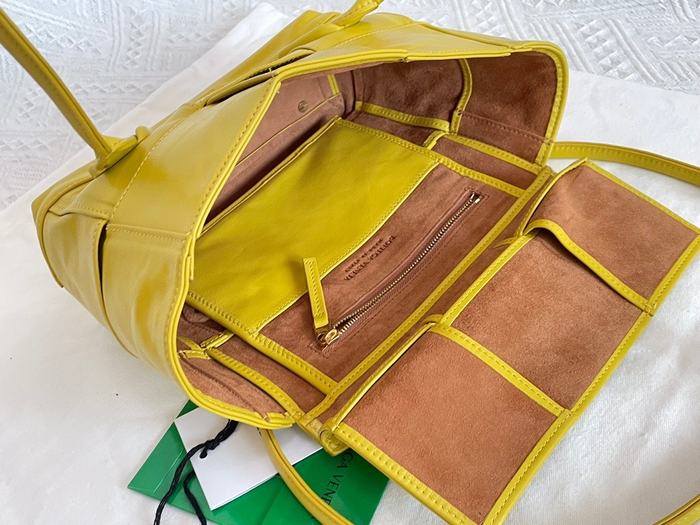 Bottega Veneta Tote with structured design Brown 01A