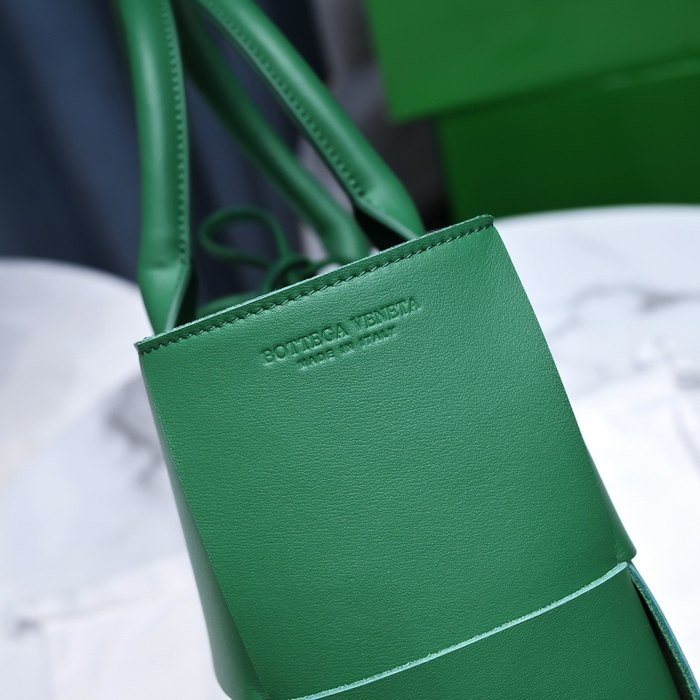 Bottega Veneta Tote with structured design Green 01A