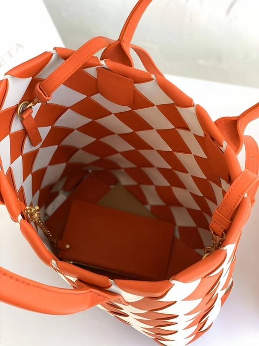 Bottega Veneta Tote with stylish traits Brown 01A