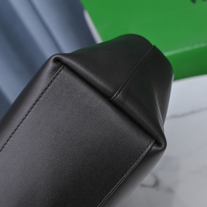 Bottega Veneta Tote with unique shape traits Black 01A
