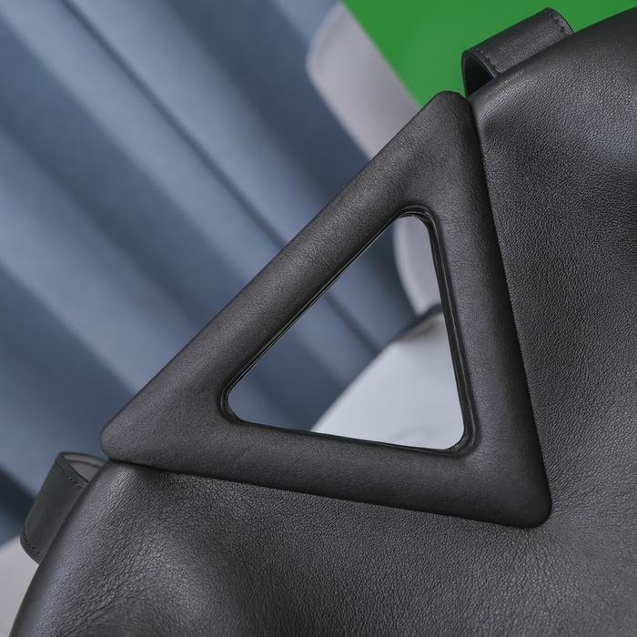 Bottega Veneta Tote with unique shape traits Black 01A