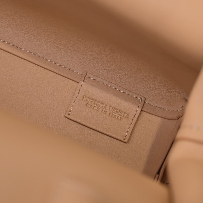 Bottega Veneta Tote with unique silhouette traits Beige 01A