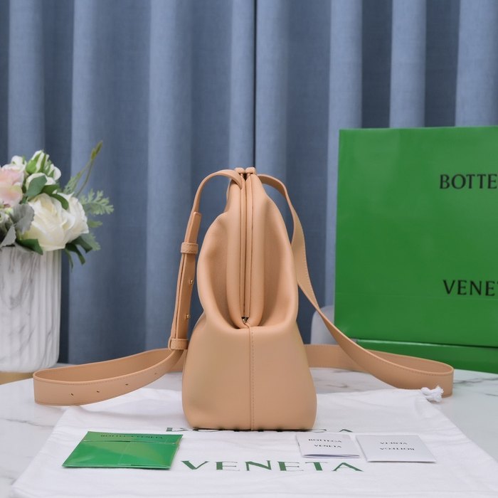 Bottega Veneta Tote with unique silhouette traits Beige 01A