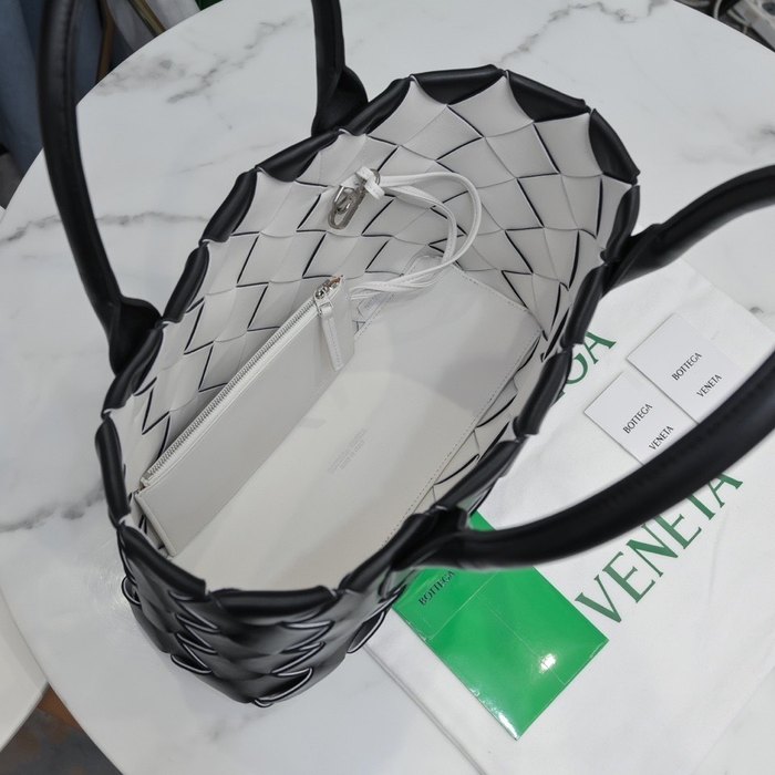 Bottega Veneta Tote with woven texture Black 01A 2