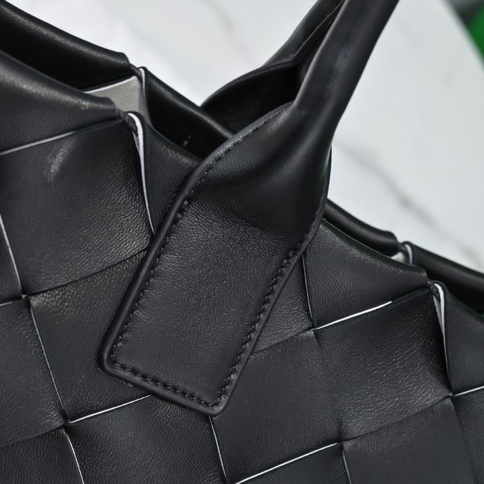 Bottega Veneta Tote with woven texture Black 01A 2