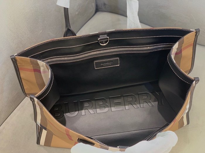 Burberry Stylish Tote with classic traits Tan 01A