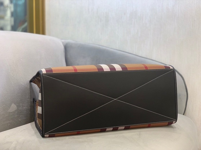 Burberry Stylish Tote with classic traits Tan 01A