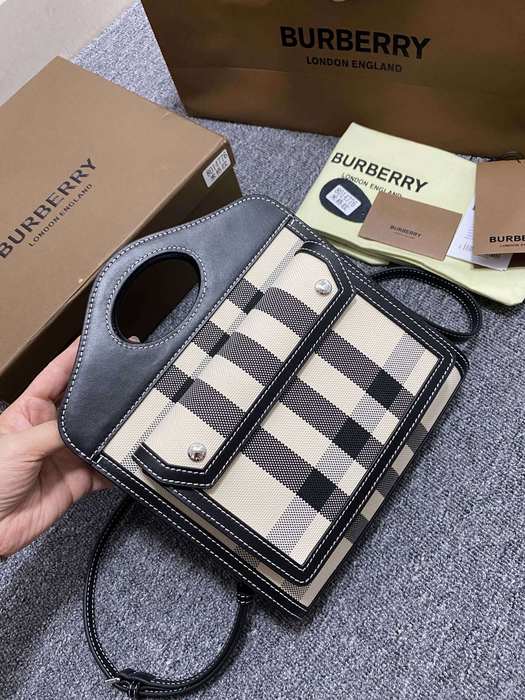 Burberry Stylish Tote with modern design traits Black 01A