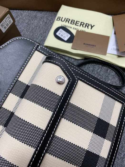 Burberry Stylish Tote with modern design traits Black 01A