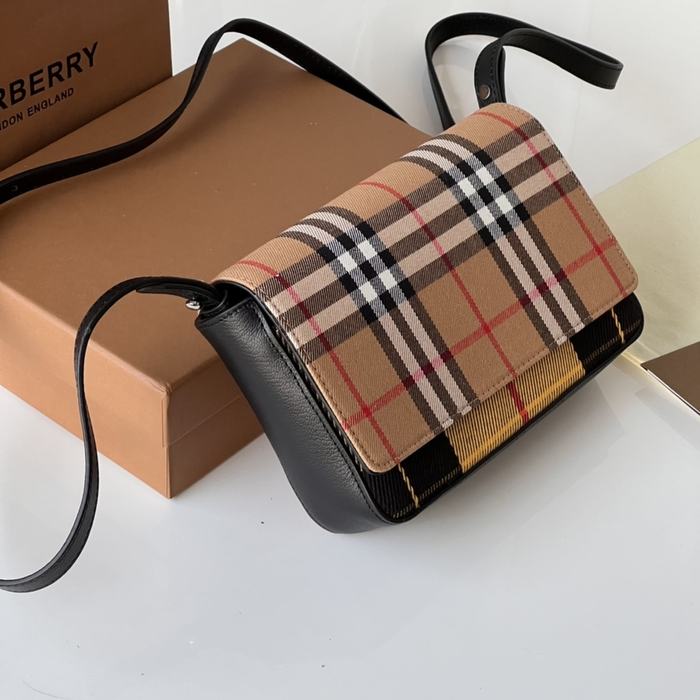 Burberry Tote Bag with stylish traits Beige 01A 3